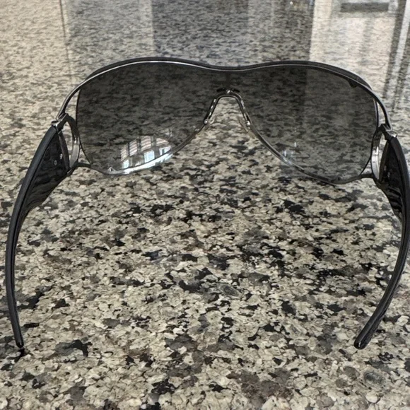 Gucci Glossy Black Sunglasses - Picture 4 of 7